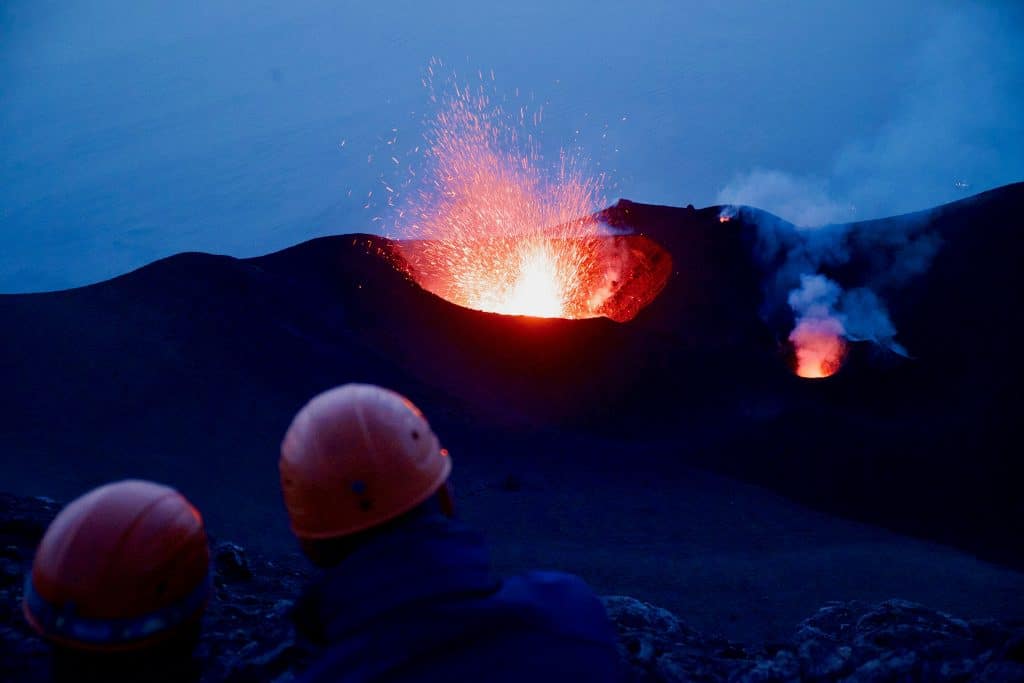 Eruzione vulcanica nei luoghi imperdibili sull’isola di Stromboli.