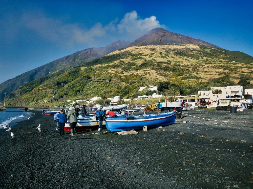 Colata lavica nei luoghi imperdibili sull’isola di Stromboli.